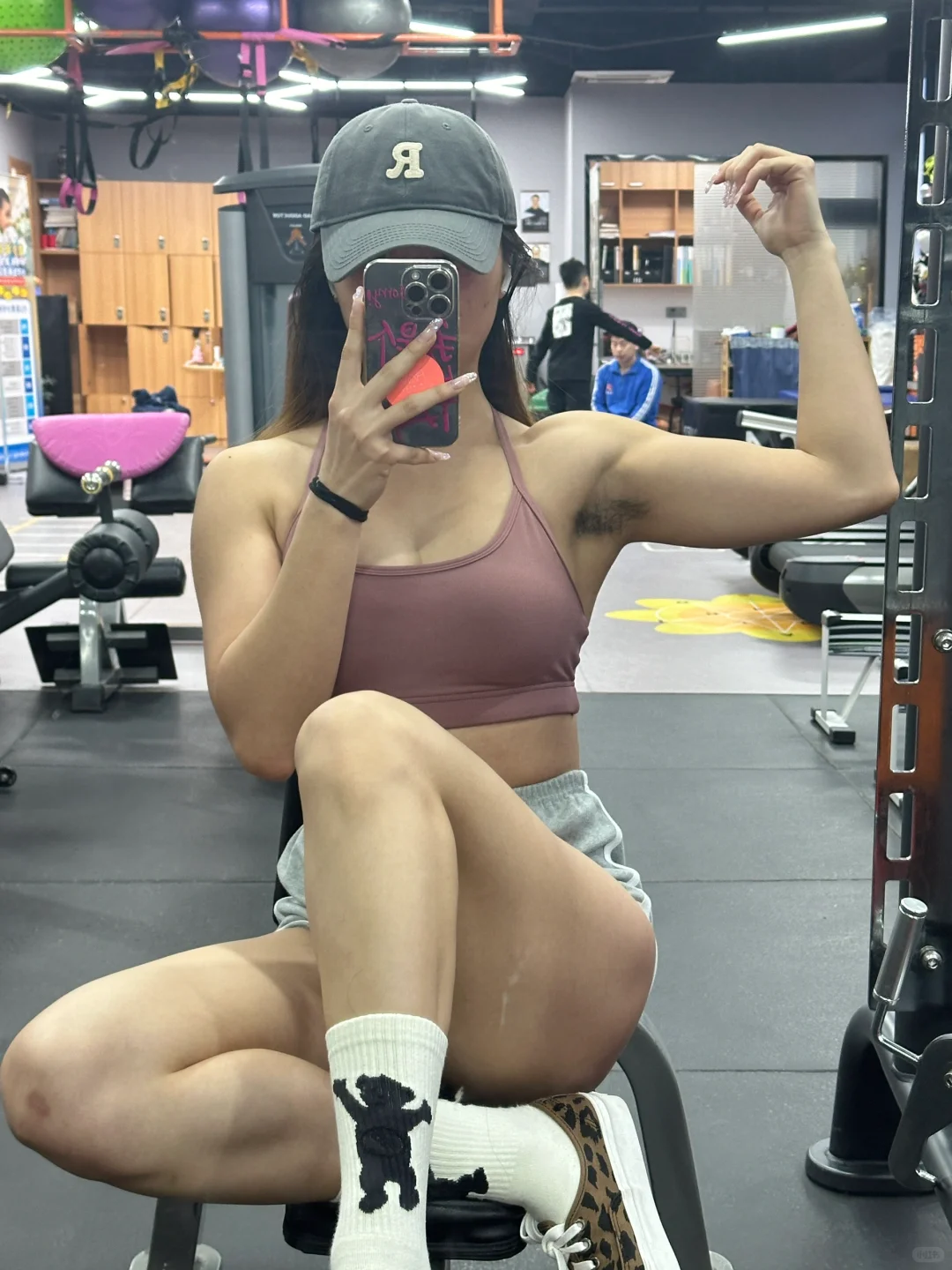 健康强壮有腋毛的女人