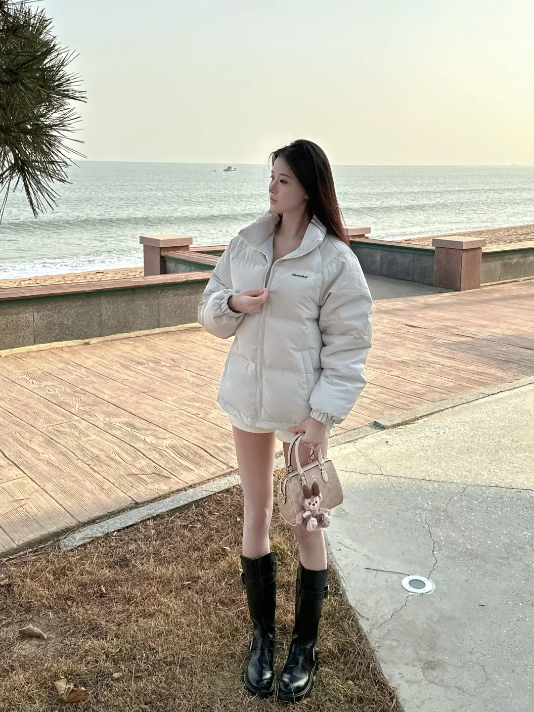 海边穿搭｜这件羽绒服太好穿了吧！