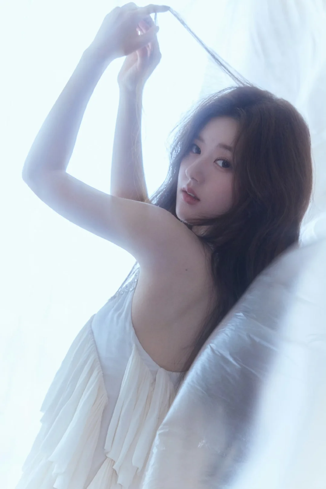 赵露思 碎钻吊带裙身材藏不住