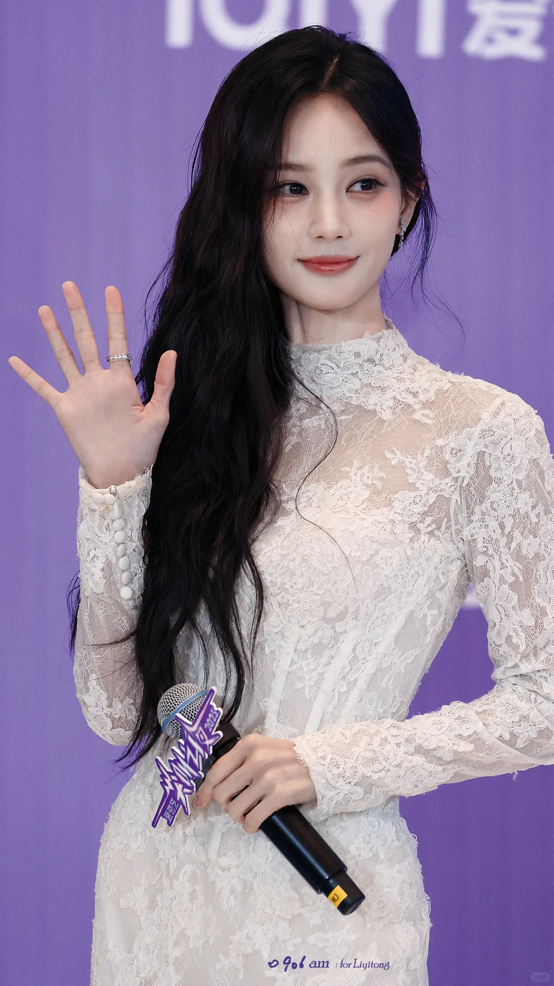 李一桐 蕾丝修身长裙，窈窕迷人！