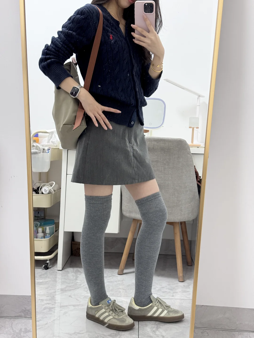 长袜短裙灰色系穿搭