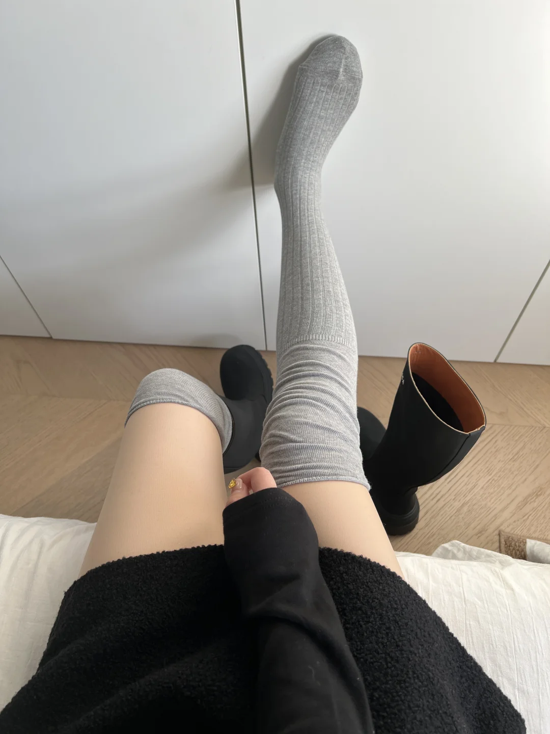 没有女孩子会拒绝的过膝袜搭配靴子太时髦了