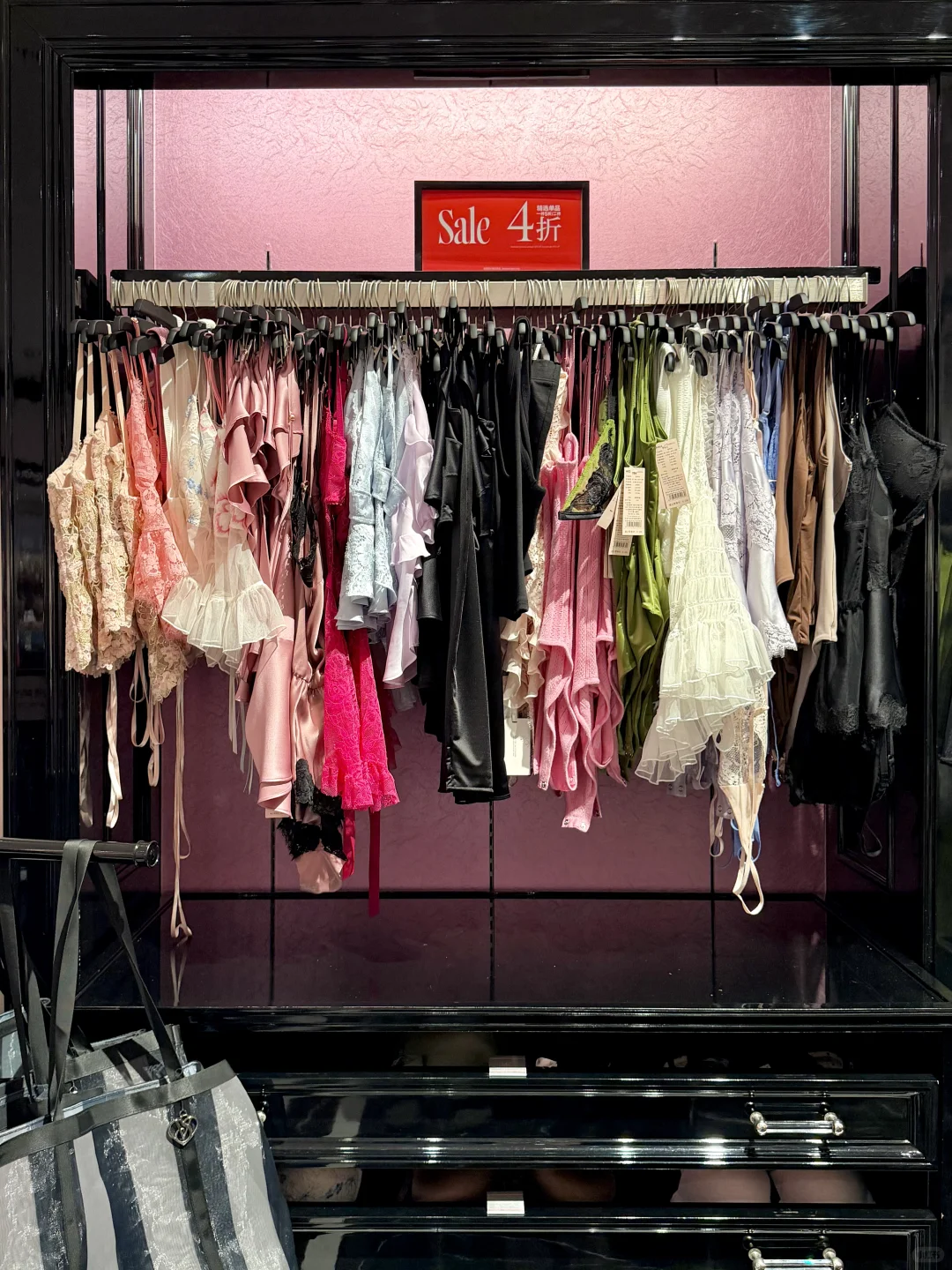 成都人都接到通知了吗！！年终3折买维密啦！！