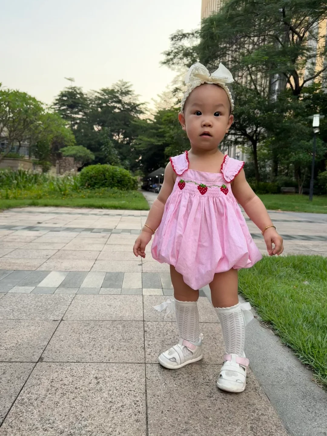 没有头发的一岁小女宝也能穿上漂亮的小裙子