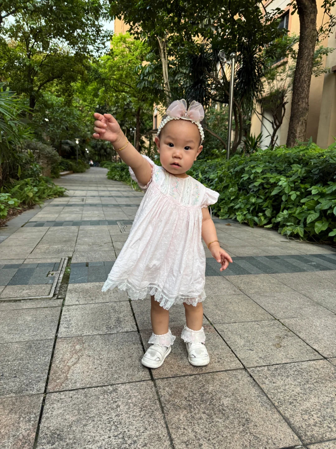 没有头发的一岁小女宝也能穿上漂亮的小裙子