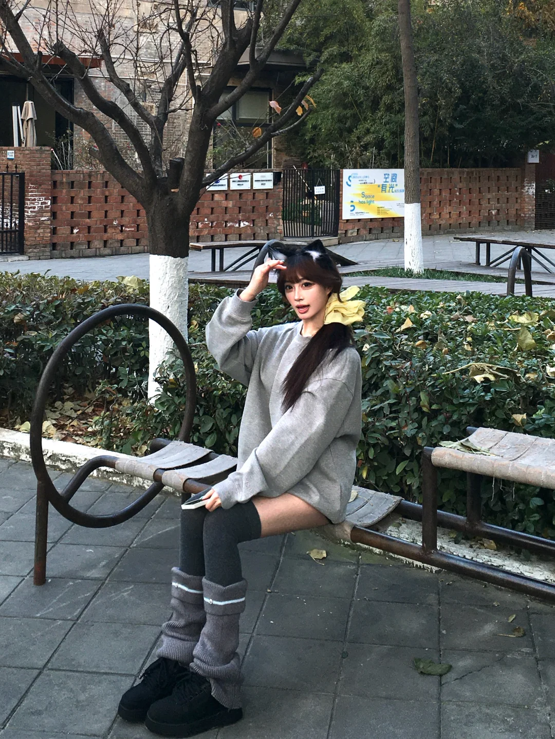 🇰🇷韩女穿搭｜灰色卫衣➕过膝袜好慵懒！