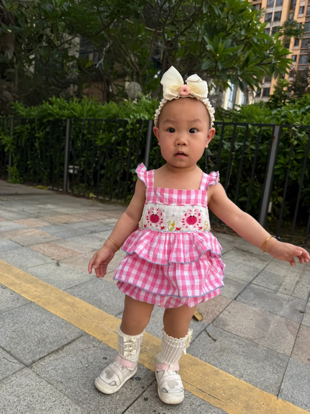 没有头发的一岁小女宝也能穿上漂亮的小裙子