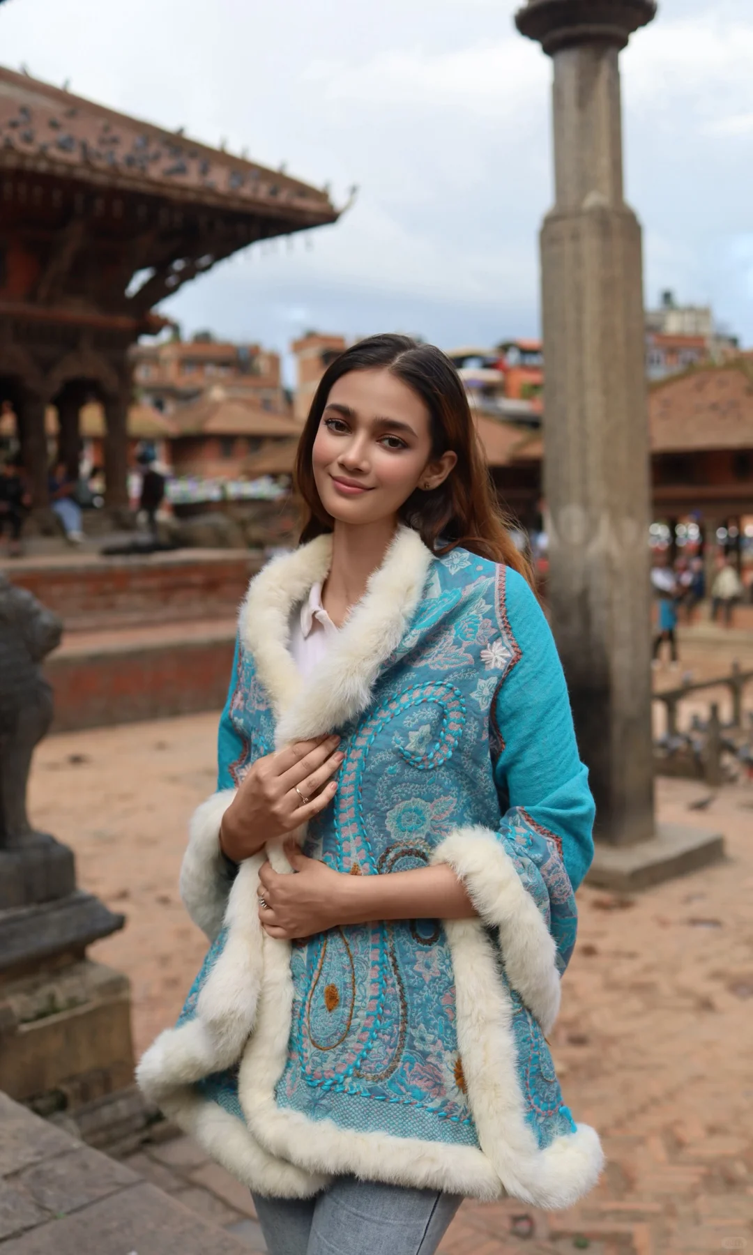 尼泊尔美女搭配披肩，尽显异国风情