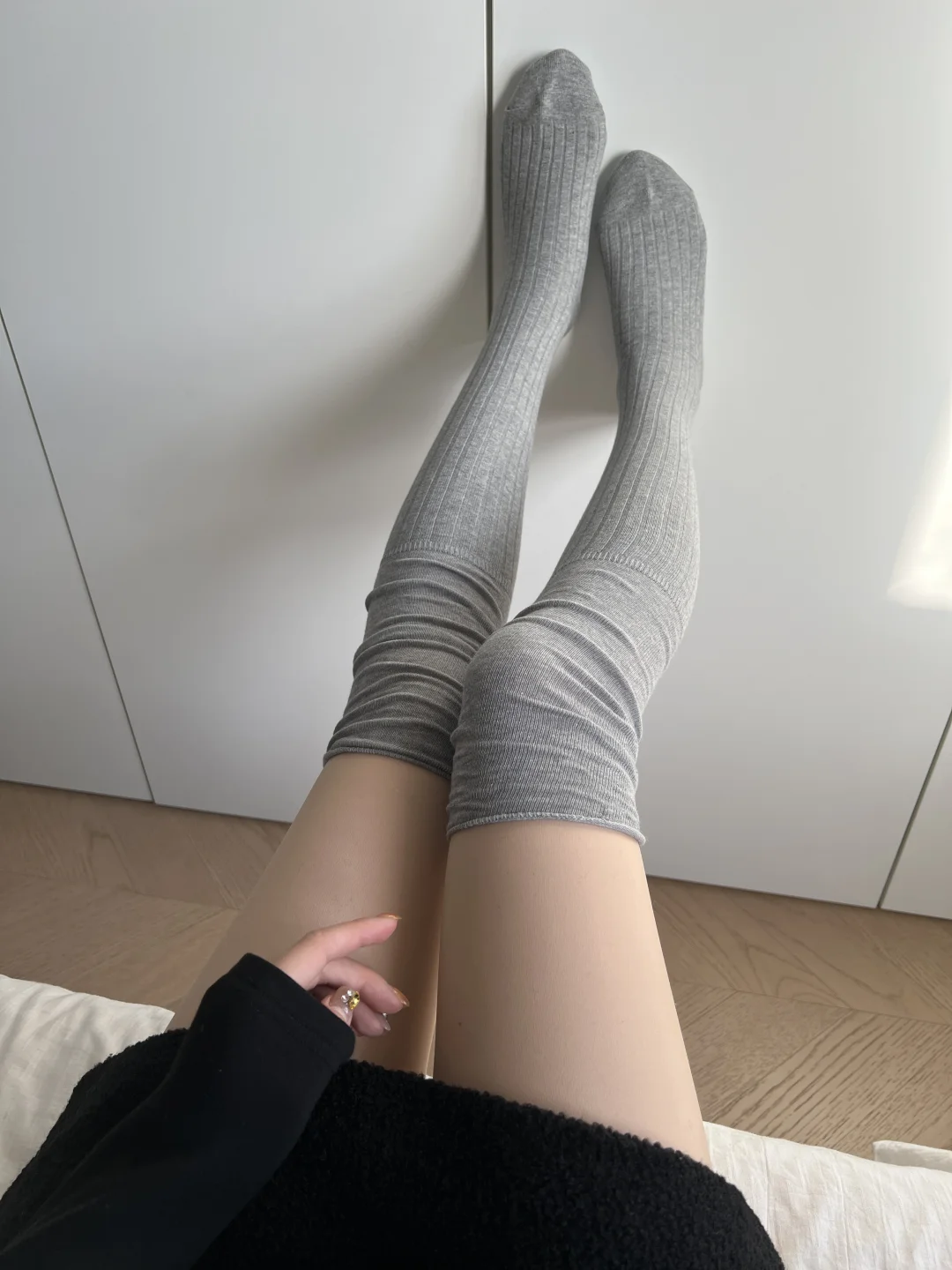 没有女孩子会拒绝的过膝袜搭配靴子太时髦了