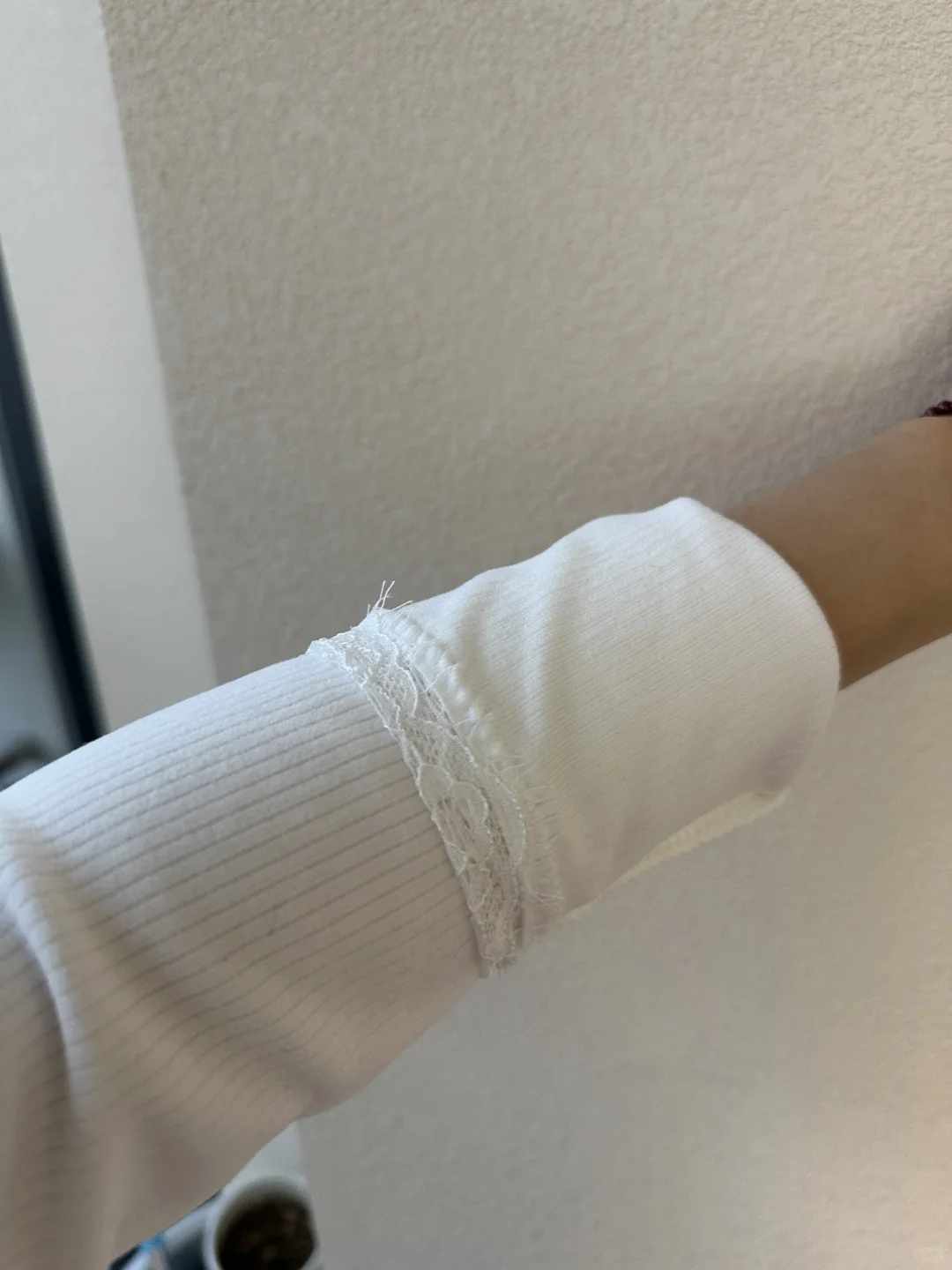 谁懂啊！这件蕾丝打底衫也太好看了吧～