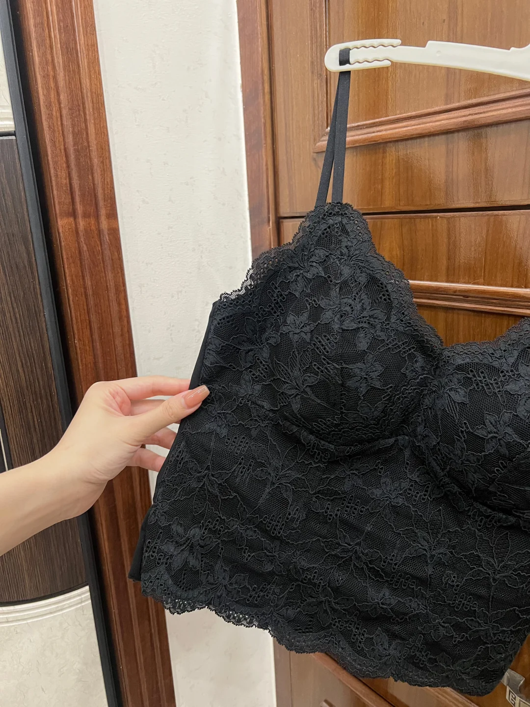 秋冬季的衣服搭子🤍怎能没有一件蕾丝吊带