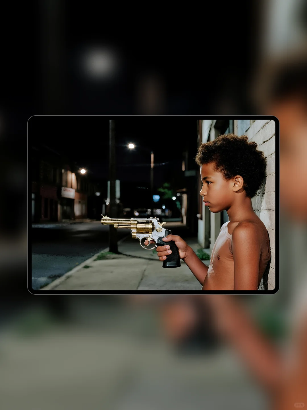 关于男孩和枪，力量感套装壁纸