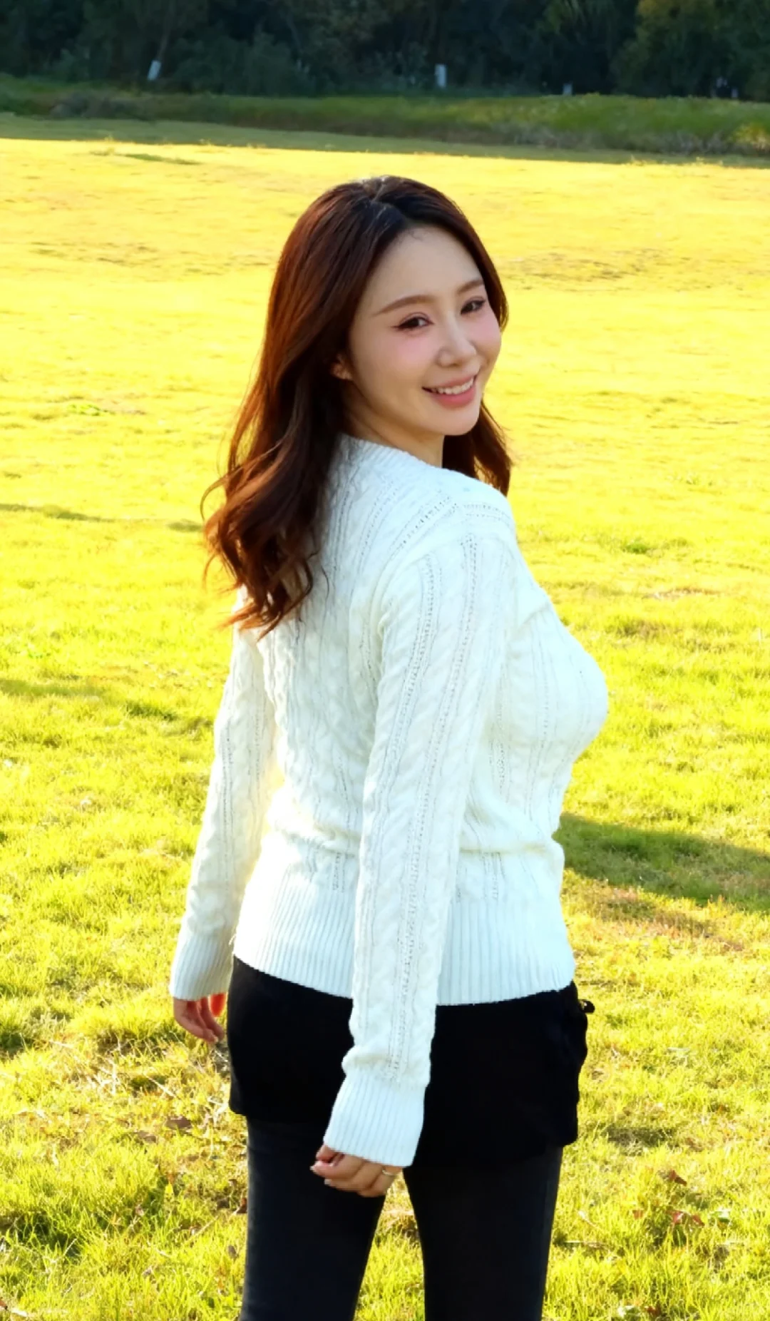 光落在她身上，晚霞染红了她的发梢