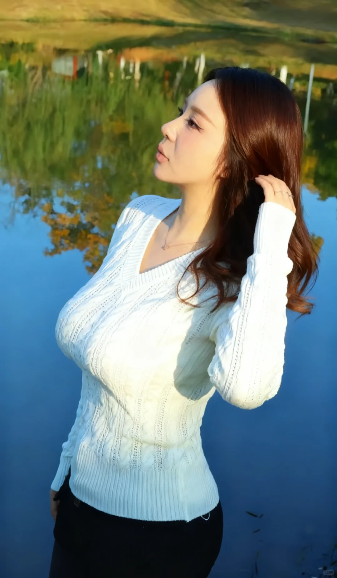 光落在她身上，晚霞染红了她的发梢