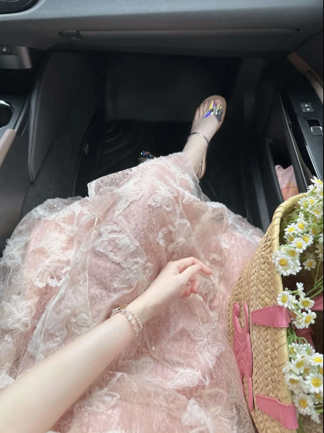 粉色露肩裙真的绝！显白又显瘦💃