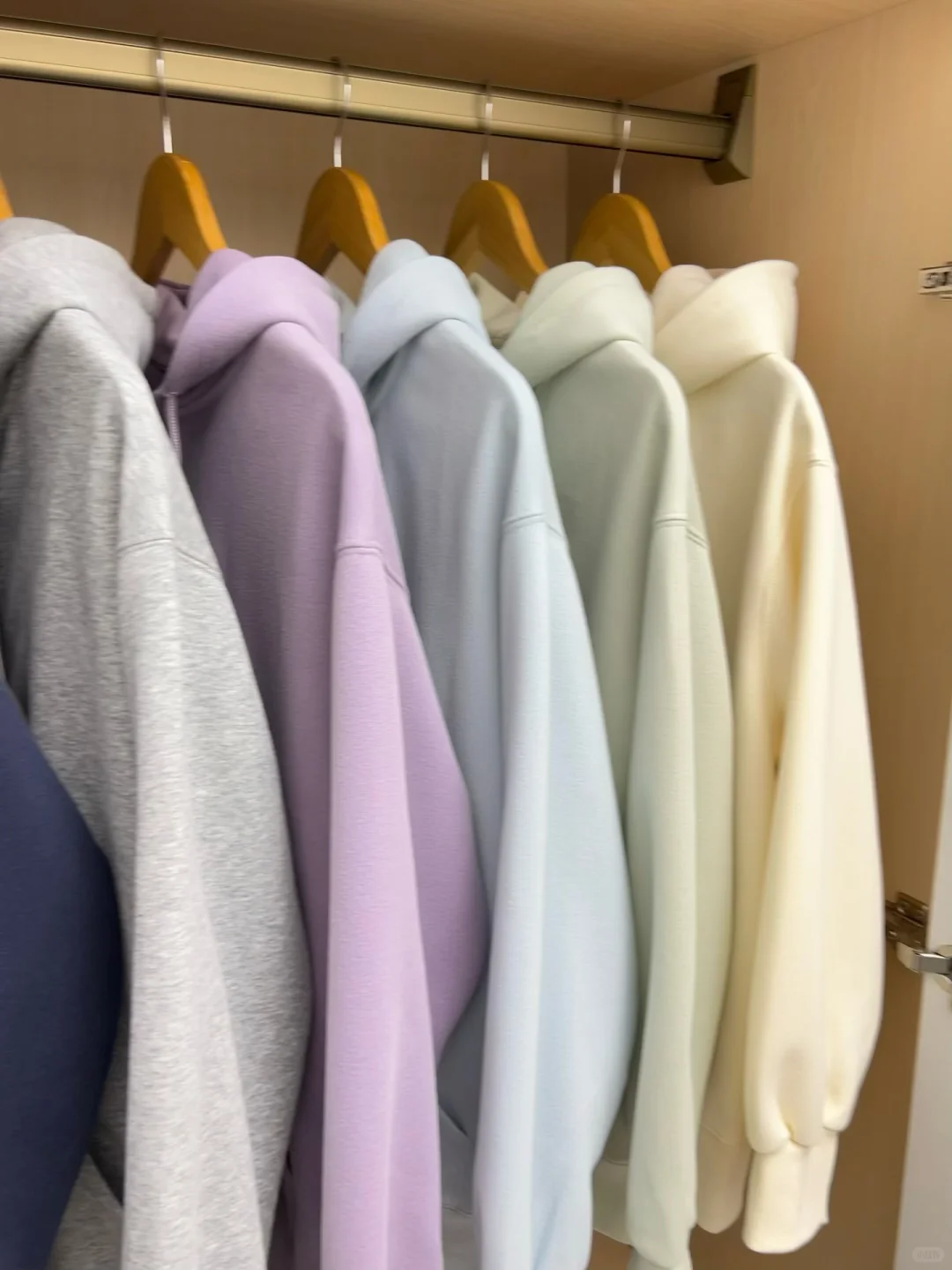 我爸厂里新做的卫衣外套，大家帮忙提提建议