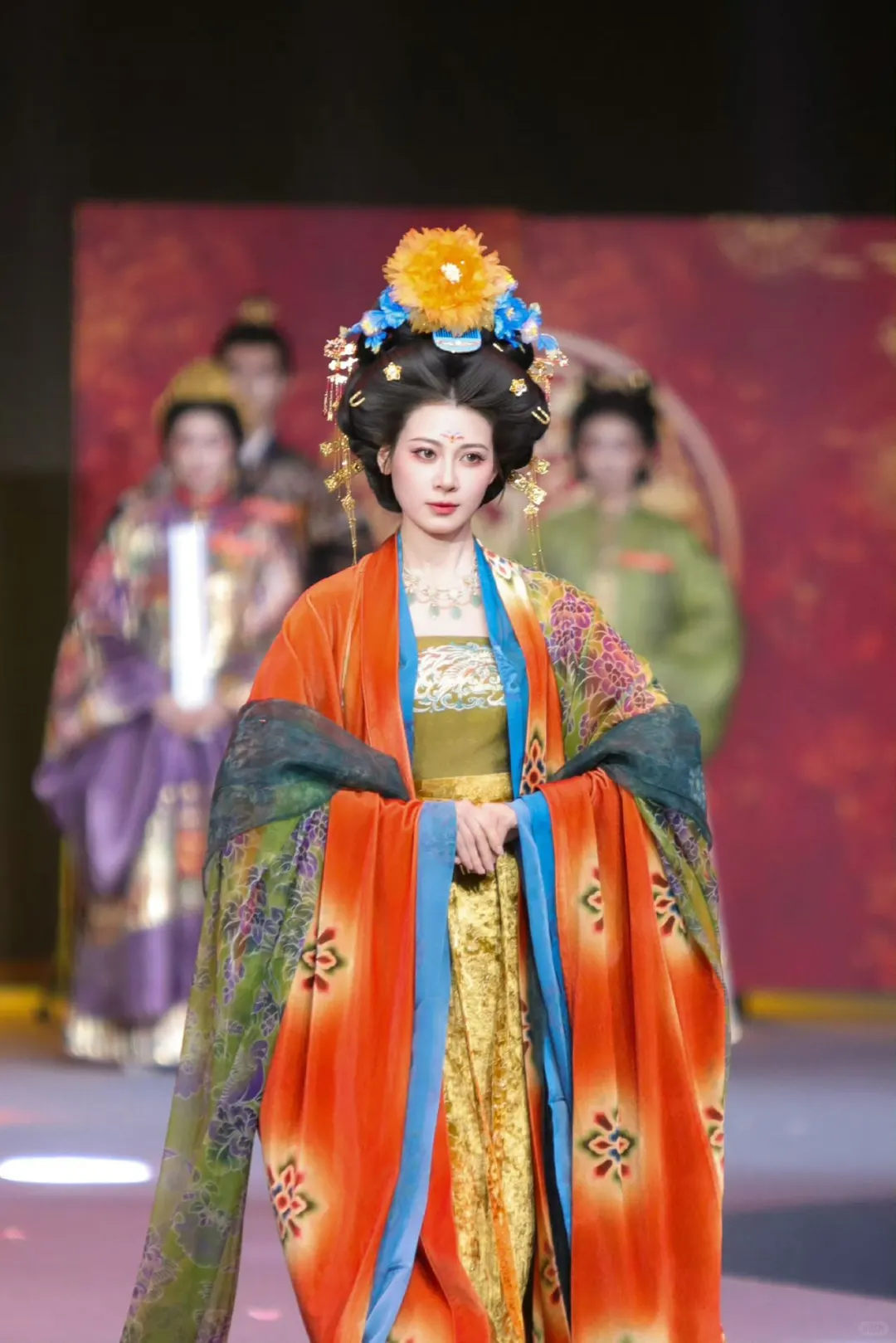 赵昭仪向花少团喊话：下次一起全员古装出街