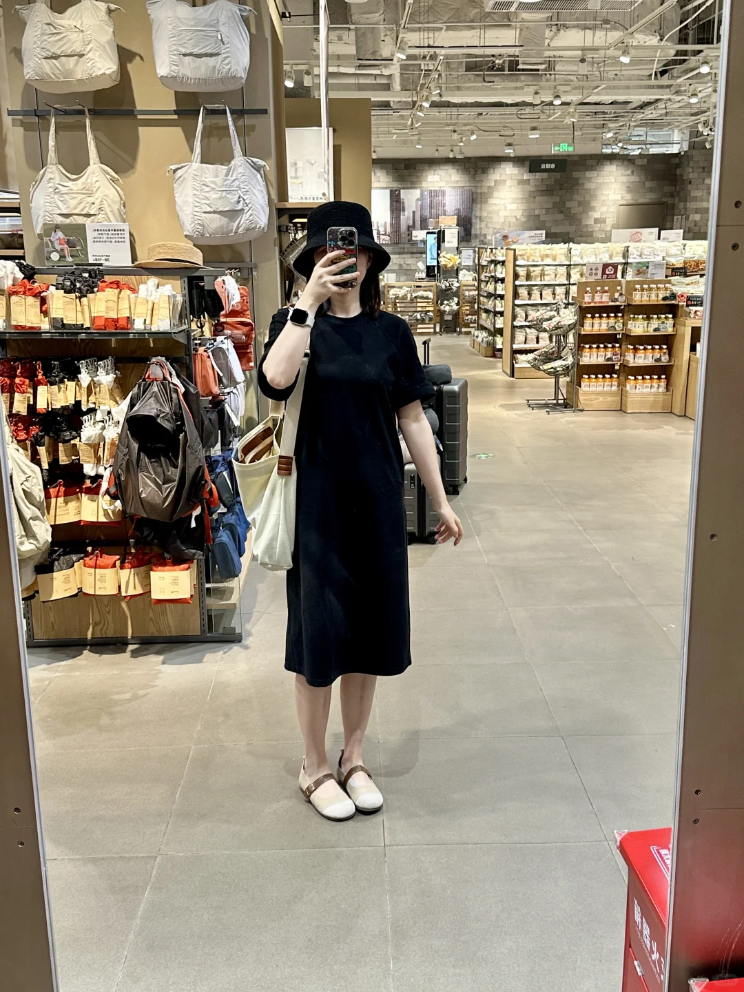 小矮胖也能穿出气质美女感的显瘦小黑裙～