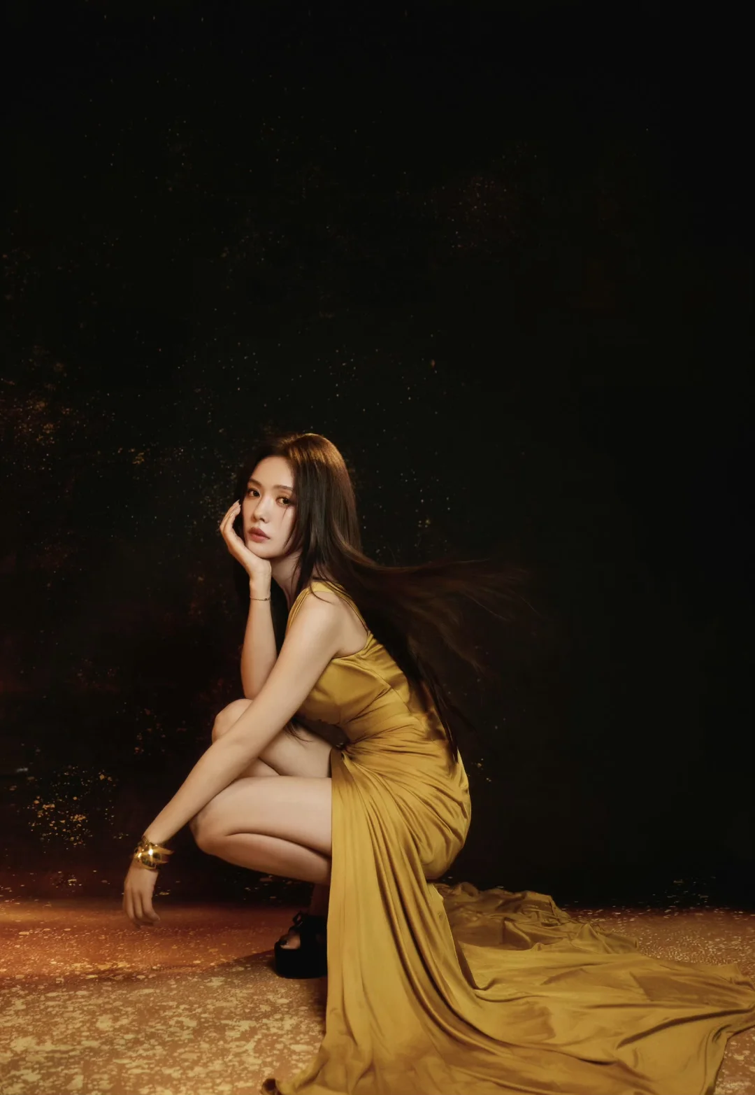 蔡文静一眼就惊艳的金色礼服照🔥