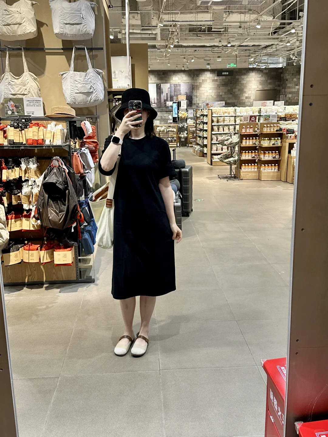 小矮胖也能穿出气质美女感的显瘦小黑裙～