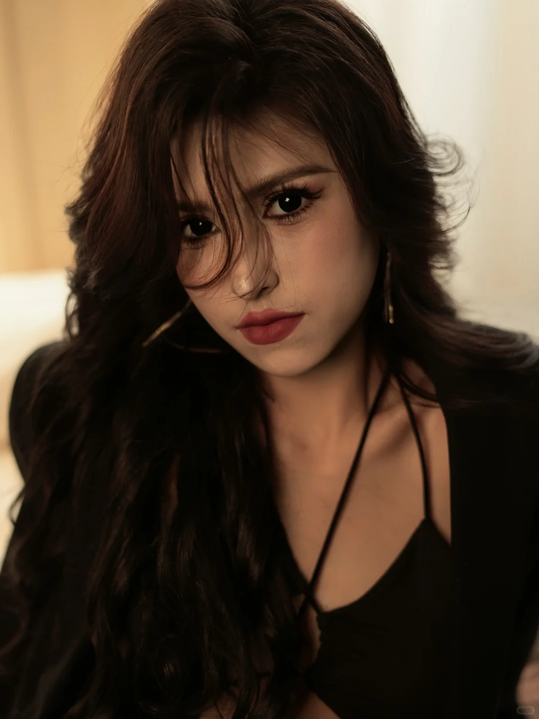 暗调卧室里丨黑丝与暖光交织出慵懒性感💫