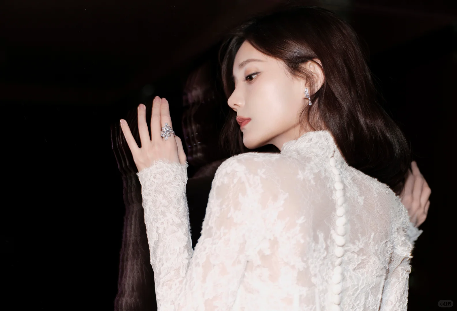 李一桐 蕾丝修身长裙，窈窕迷人！