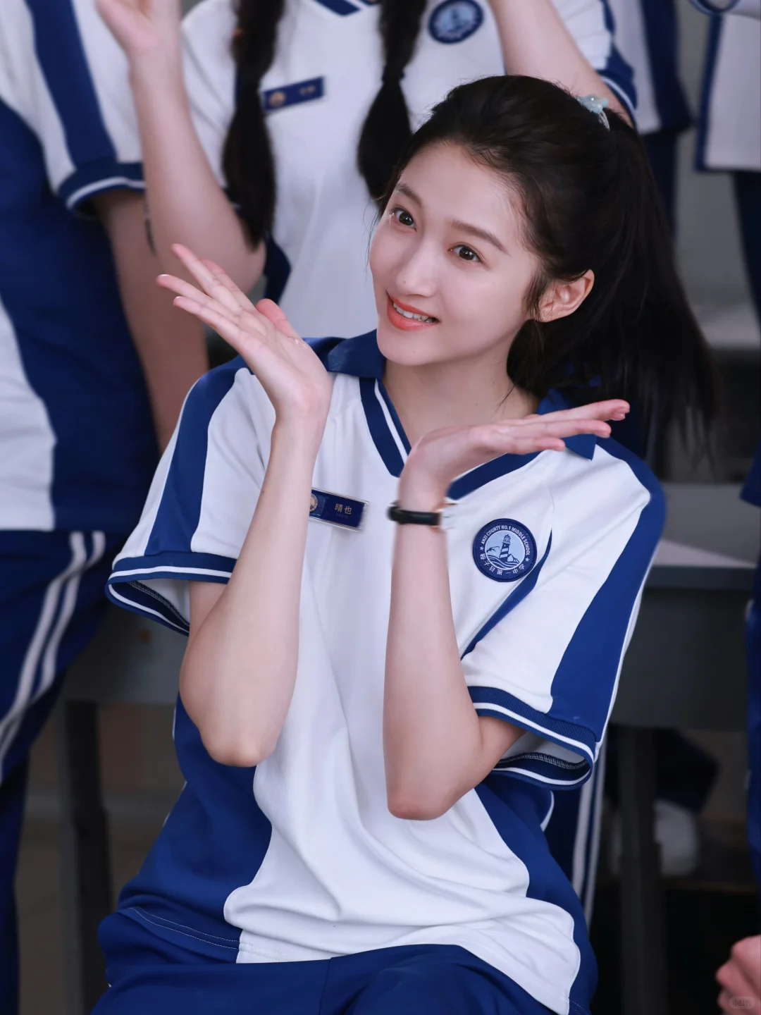 DW LookBook|关晓彤的青春女高校服穿搭秘籍