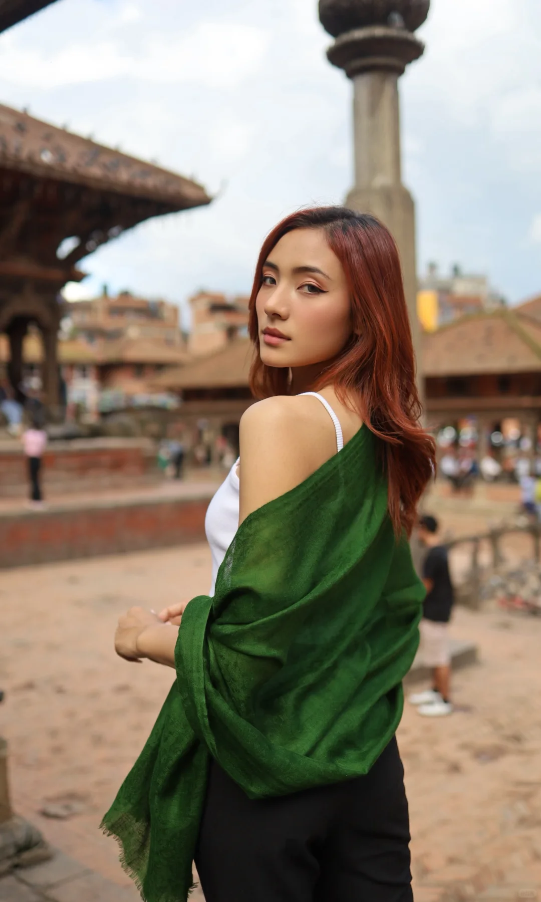 尼泊尔美女搭配披肩，尽显异国风情