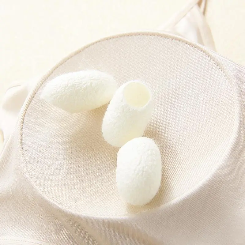 白色真丝吊带背心，夏日必备小性感❄️