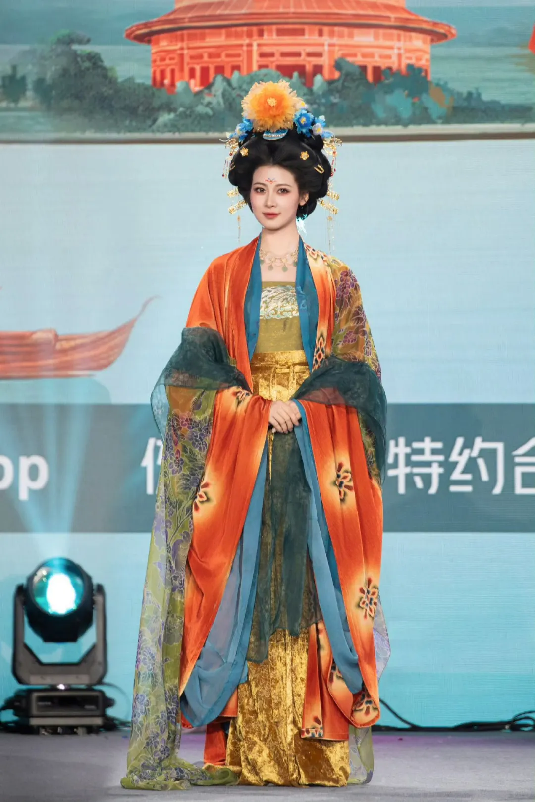 赵昭仪向花少团喊话：下次一起全员古装出街