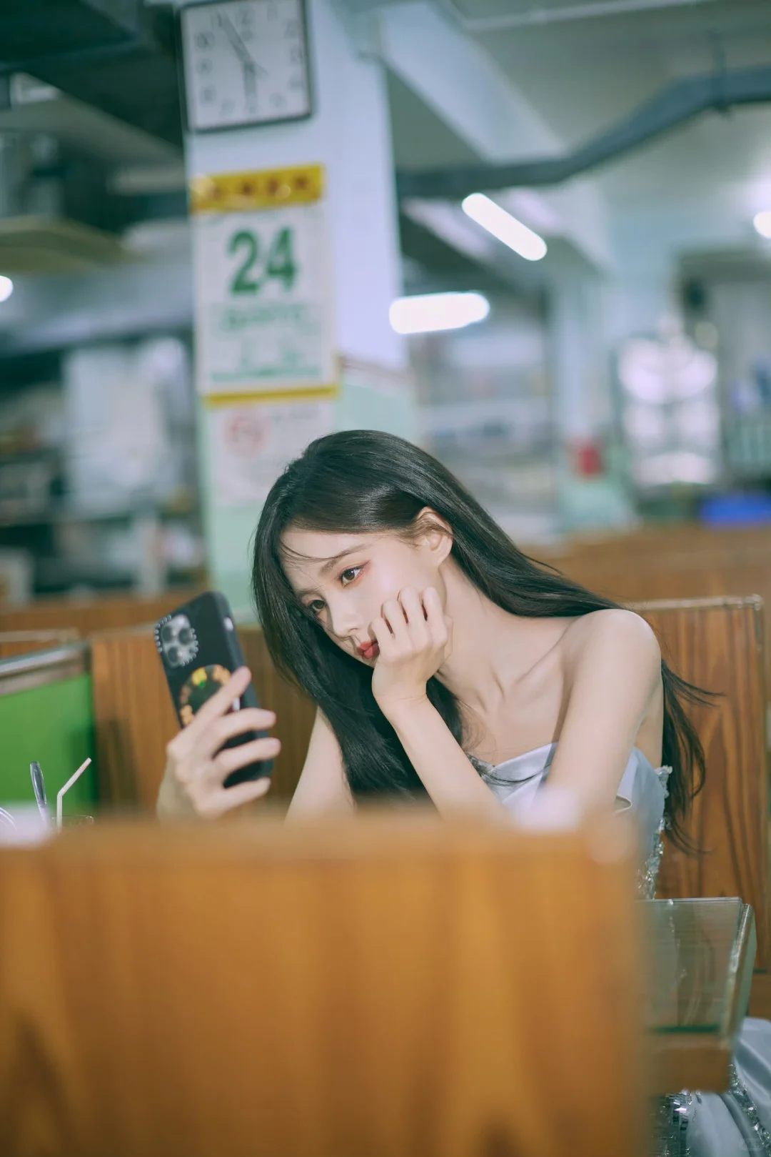 李一桐 闪钻露背裙勾出好身材