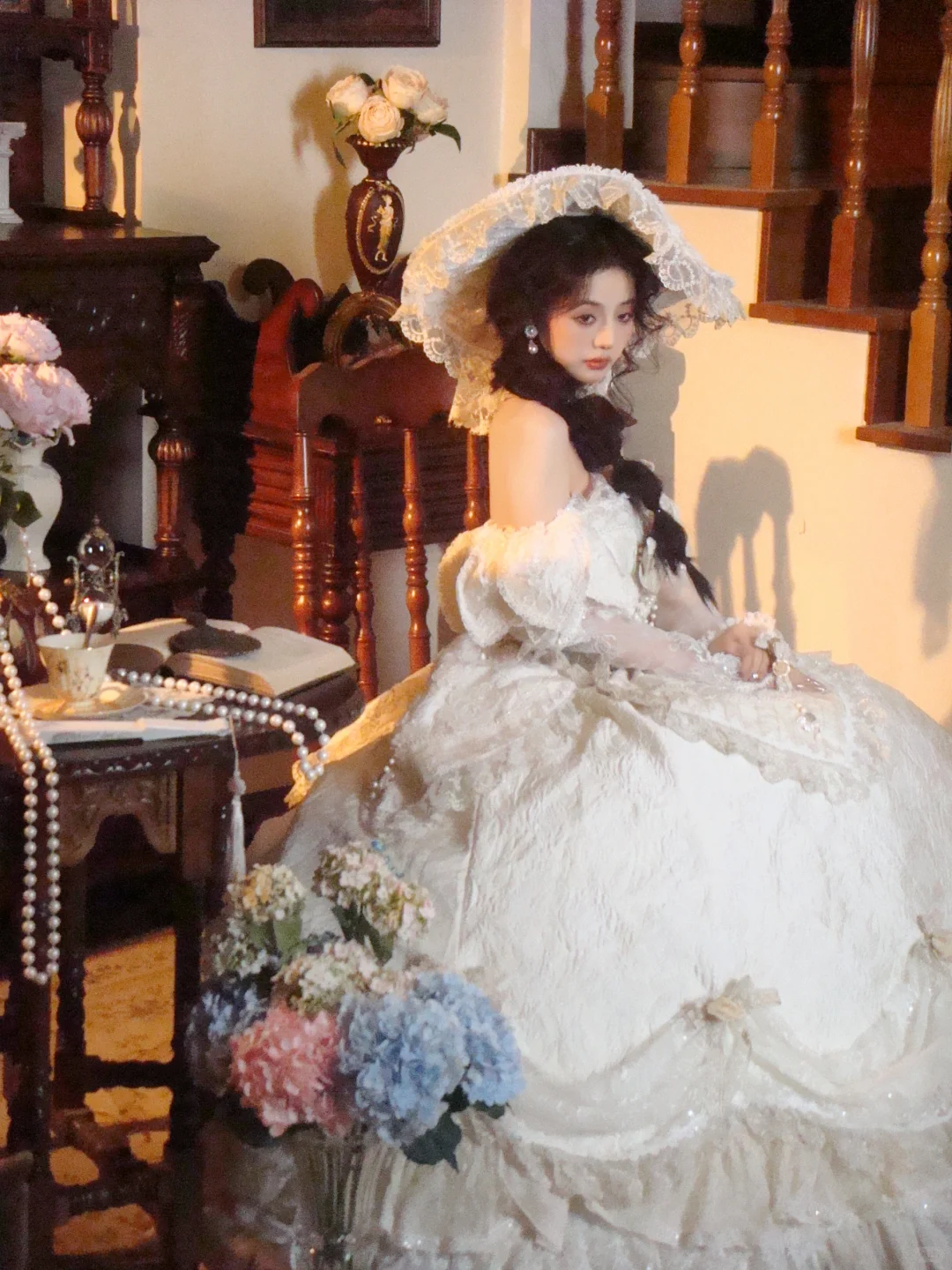 “她像欧洲中世纪的公主，珍贵而易碎🪞”