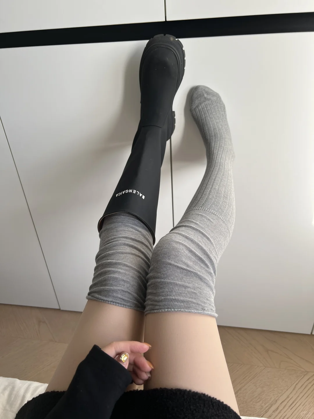 没有女孩子会拒绝的过膝袜搭配靴子太时髦了