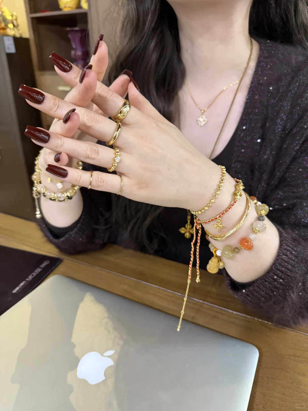 女老板说我太显眼了，这可怎么办？