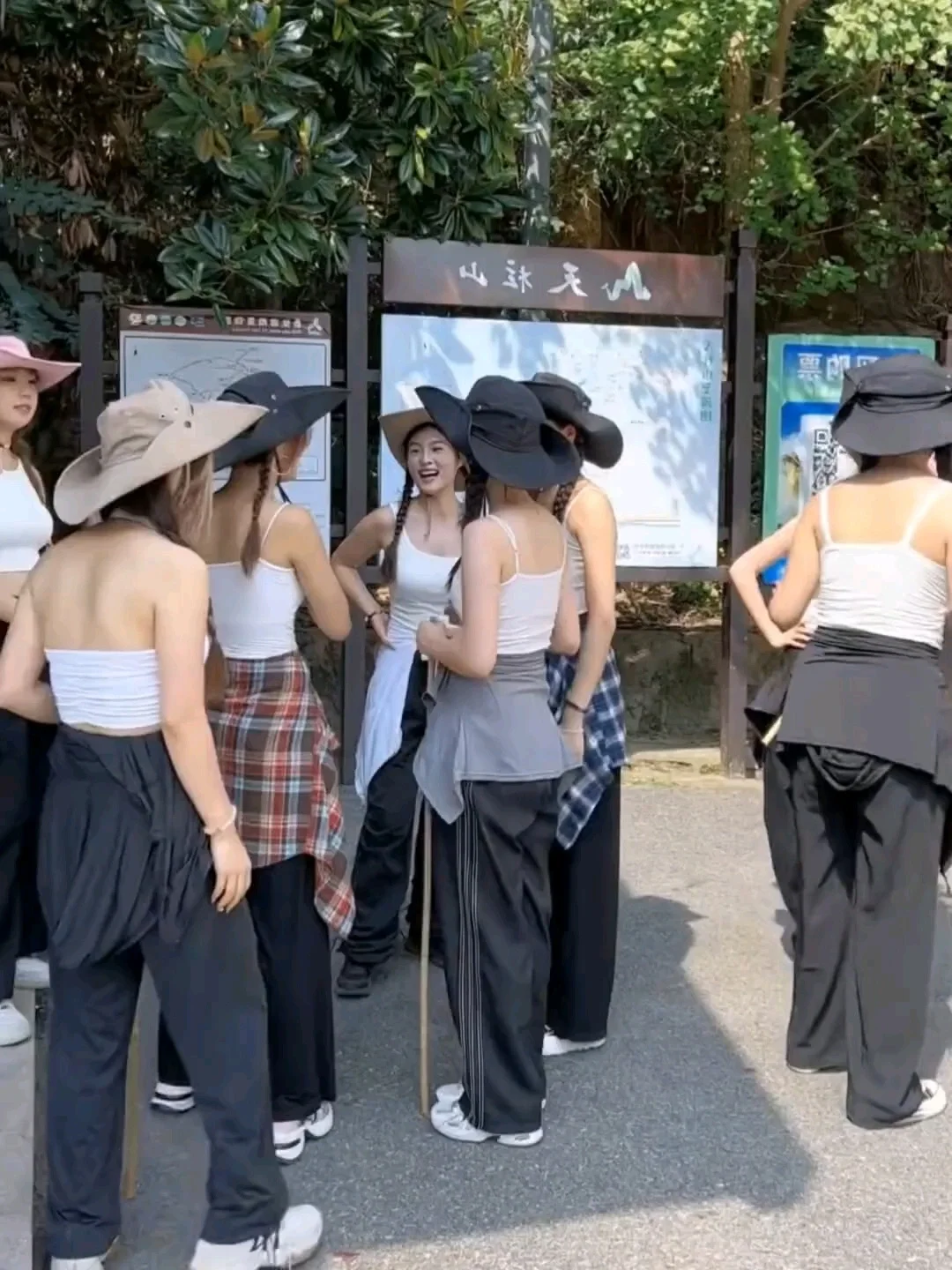 爬山遇到的小吊带