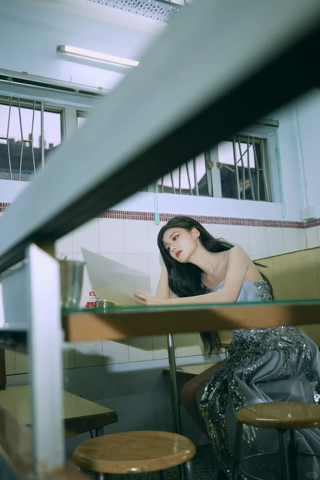 李一桐 闪钻露背裙勾出好身材