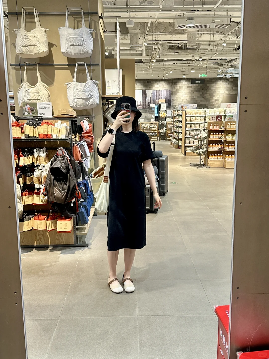 小矮胖也能穿出气质美女感的显瘦小黑裙～