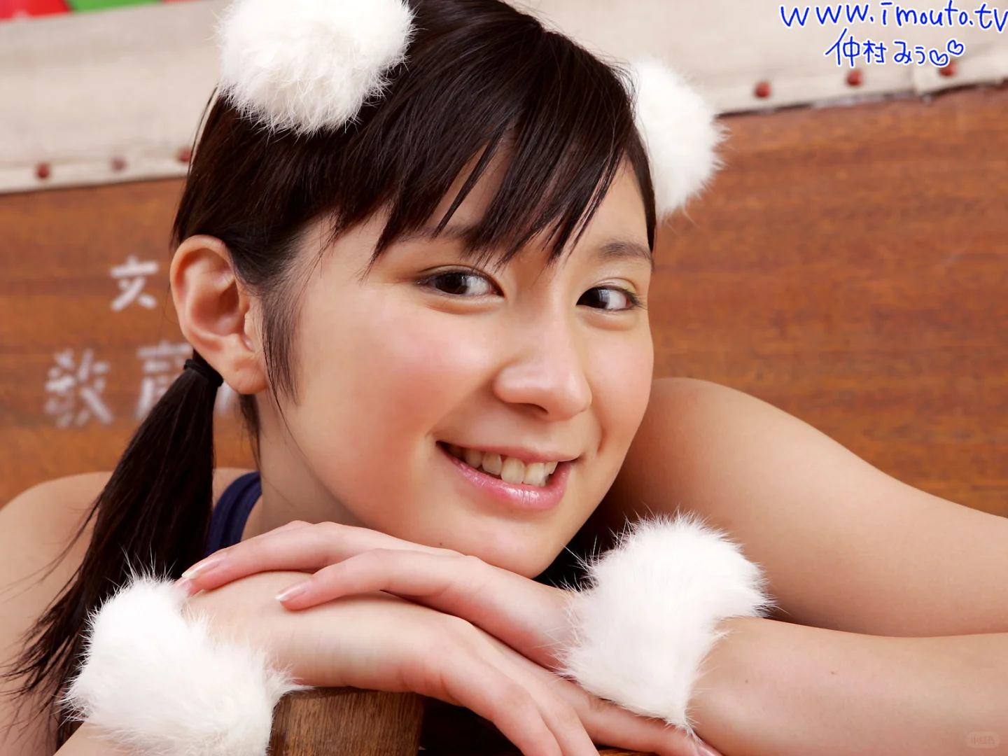 箱子里的泳装女孩