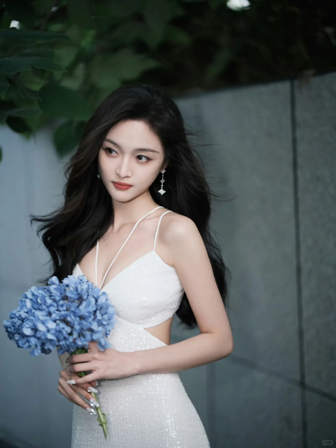 吴宣仪 露背掐腰甜欲身材