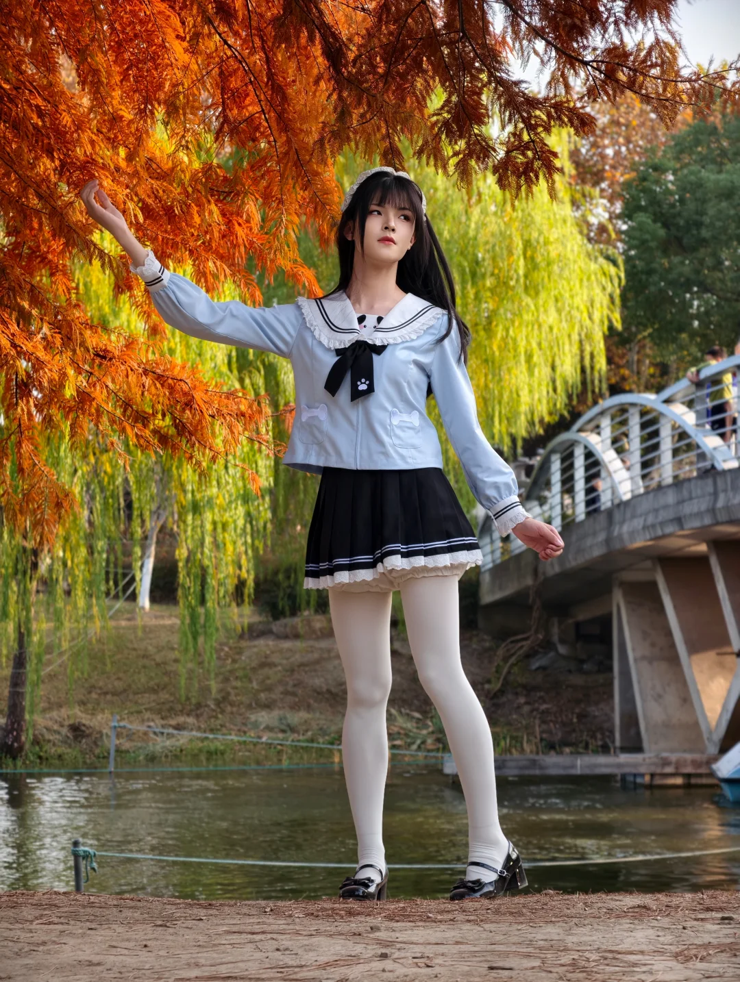 小男孩的秋日水手服写真