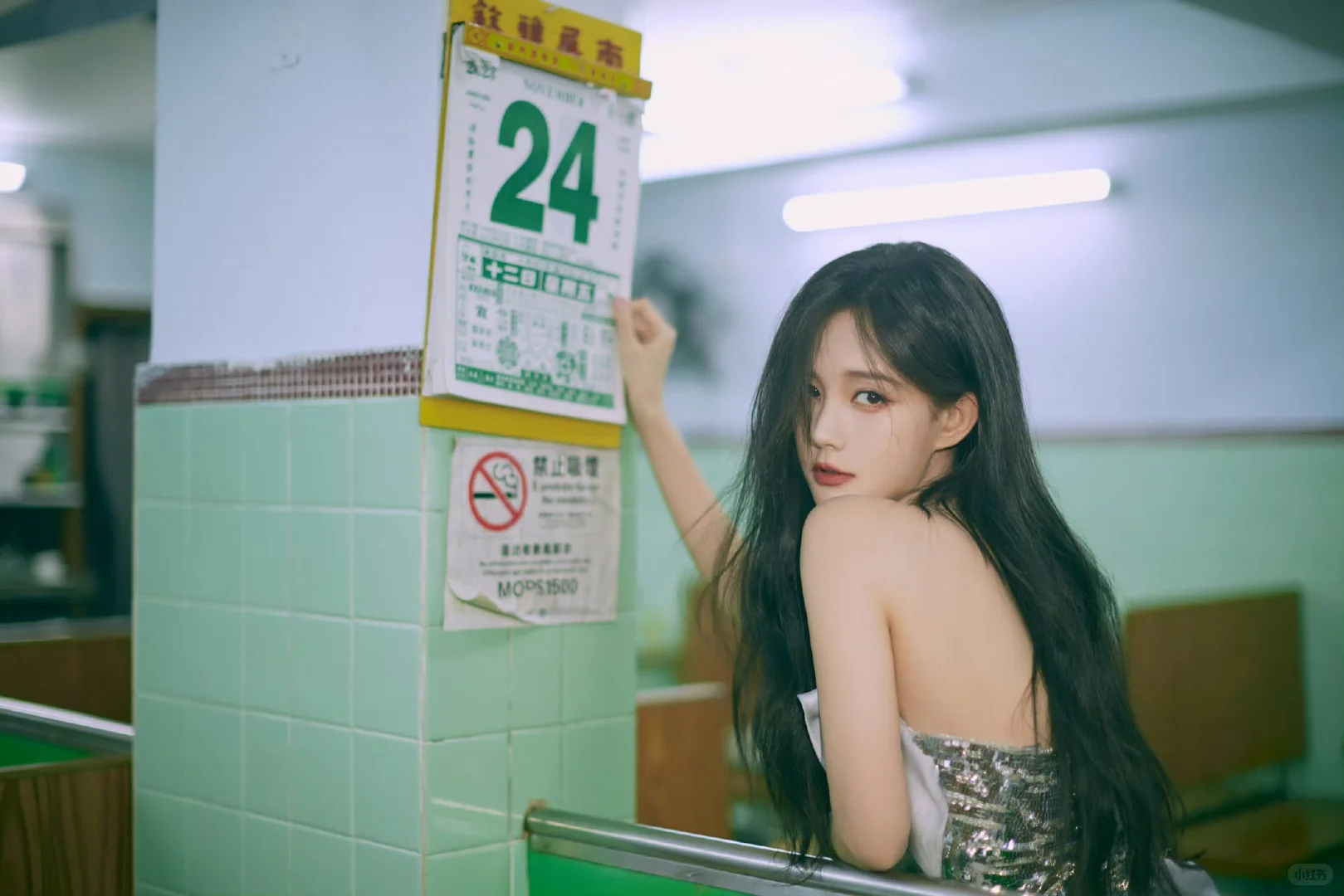 李一桐 闪钻露背裙勾出好身材