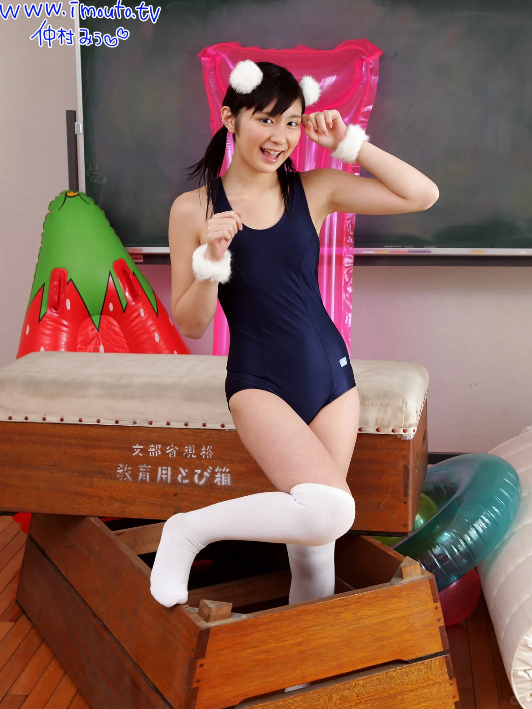 箱子里的泳装女孩