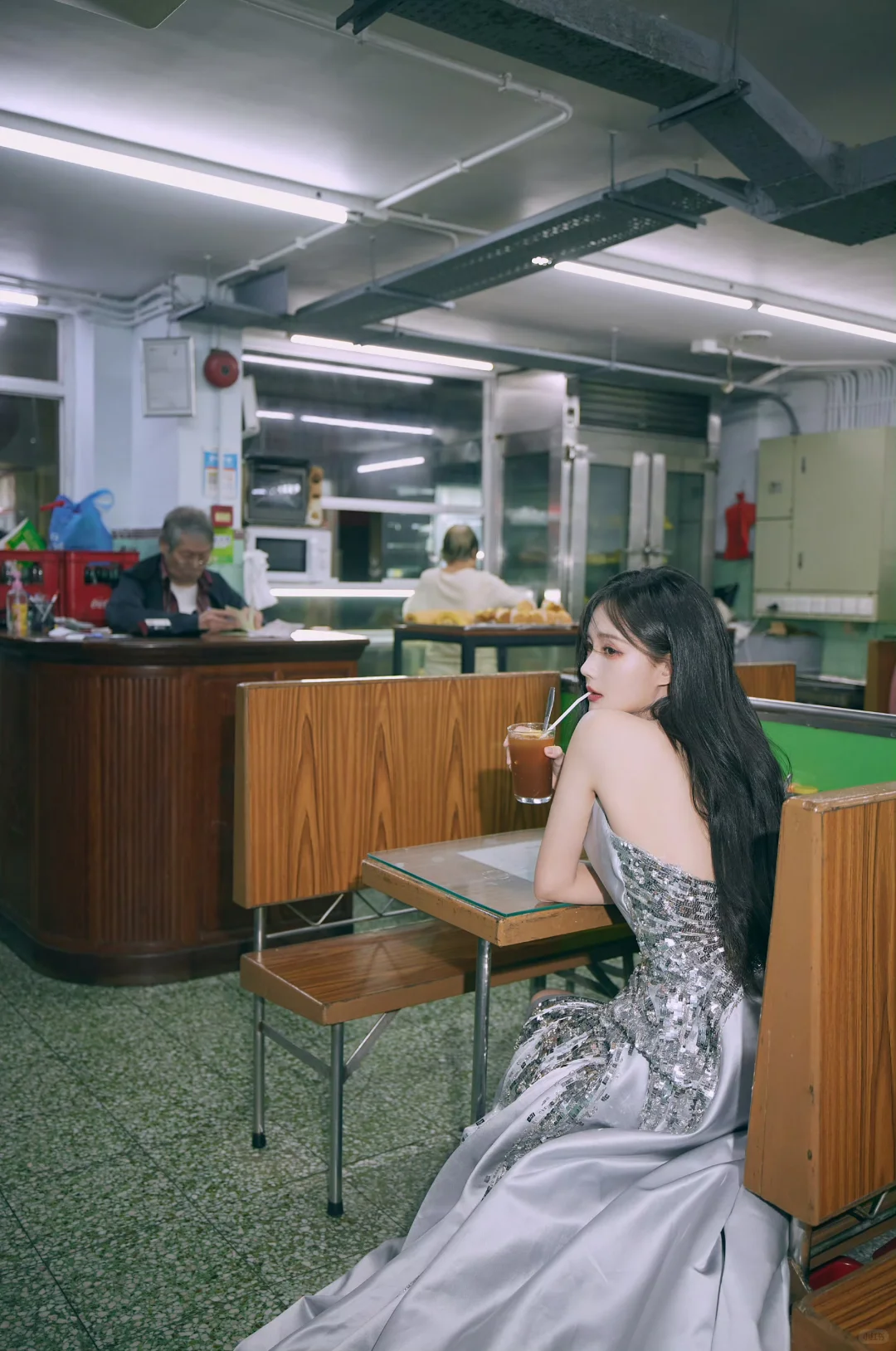 李一桐 闪钻露背裙勾出好身材