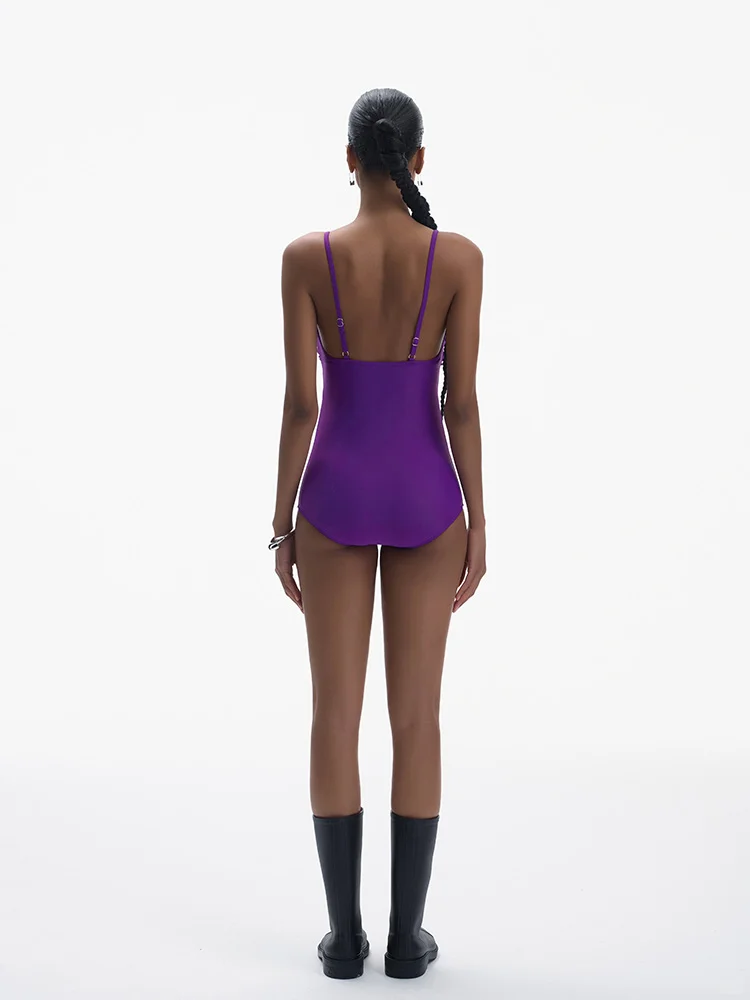 每个女孩子都应该有一件紫色泳衣