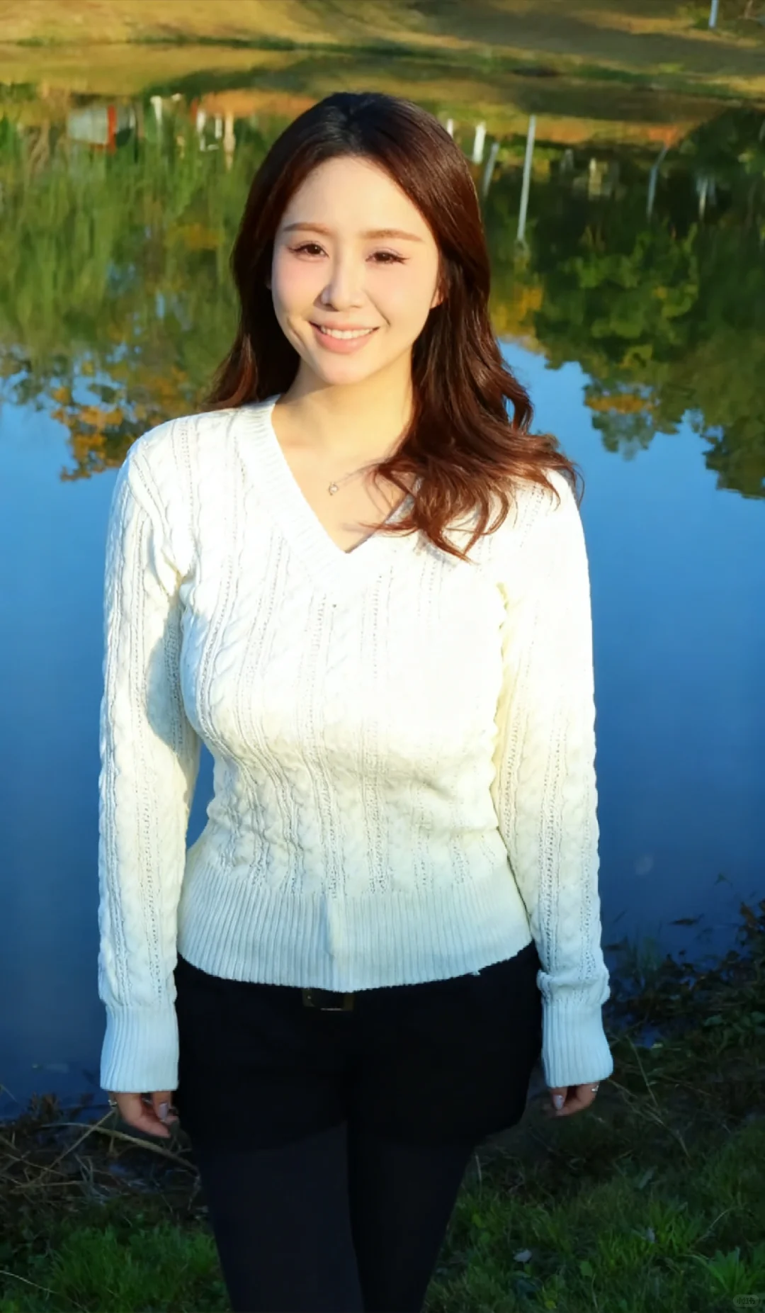 光落在她身上，晚霞染红了她的发梢