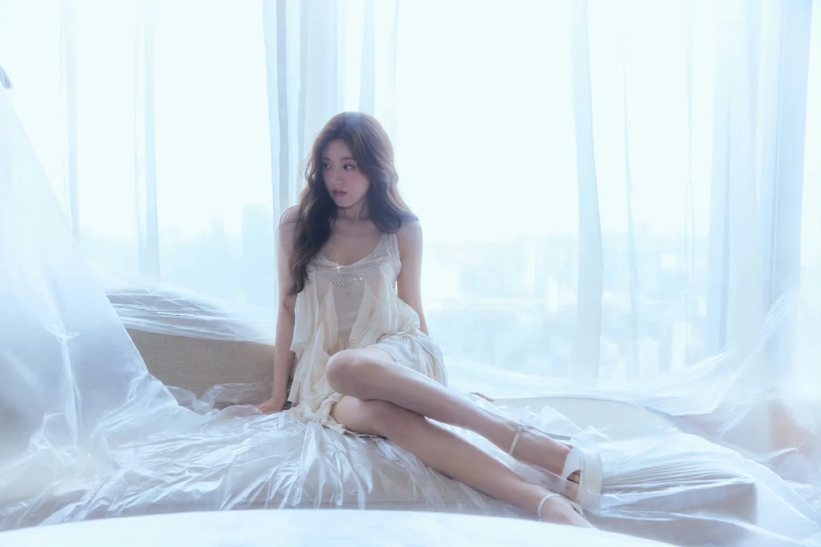 赵露思 碎钻吊带裙身材藏不住