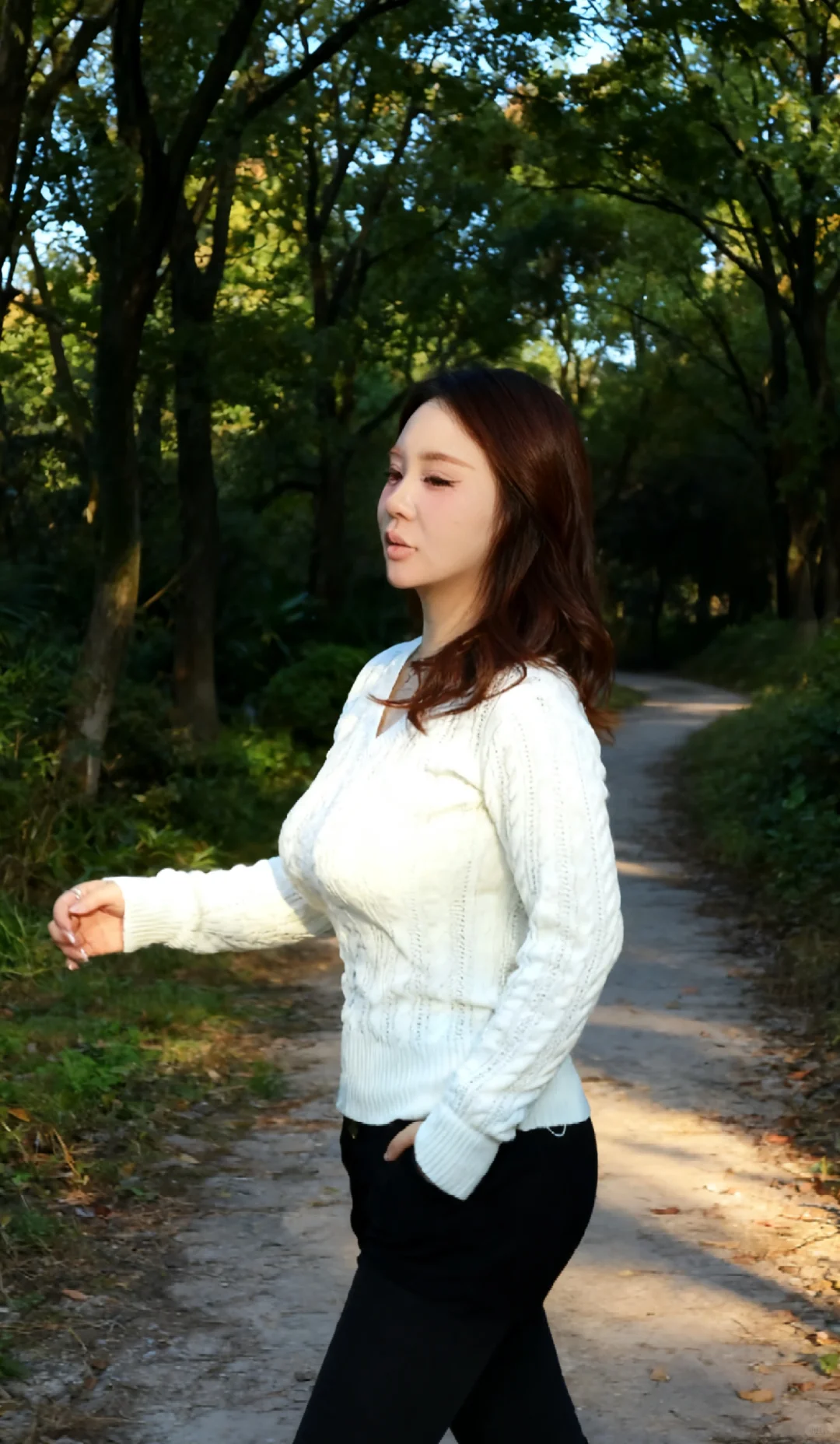 光落在她身上，晚霞染红了她的发梢