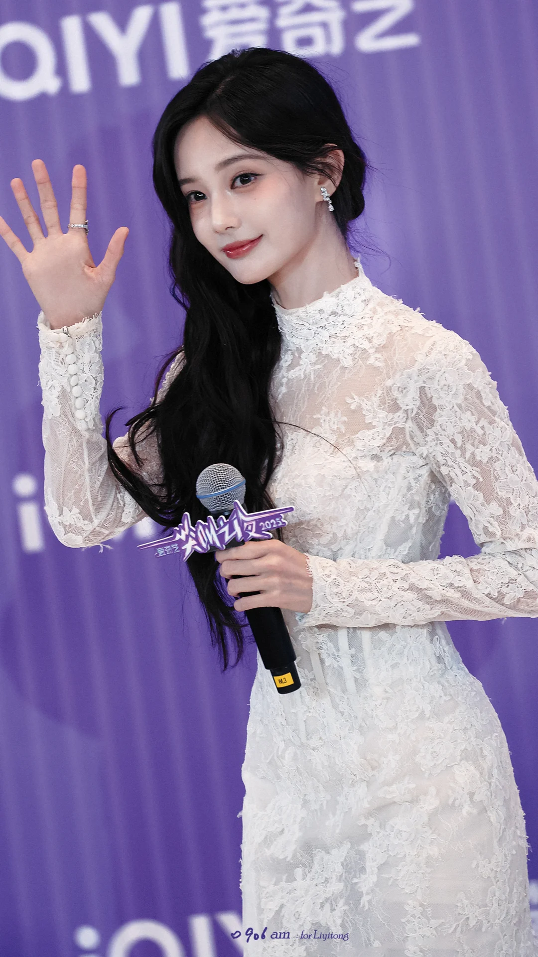 李一桐 蕾丝修身长裙，窈窕迷人！