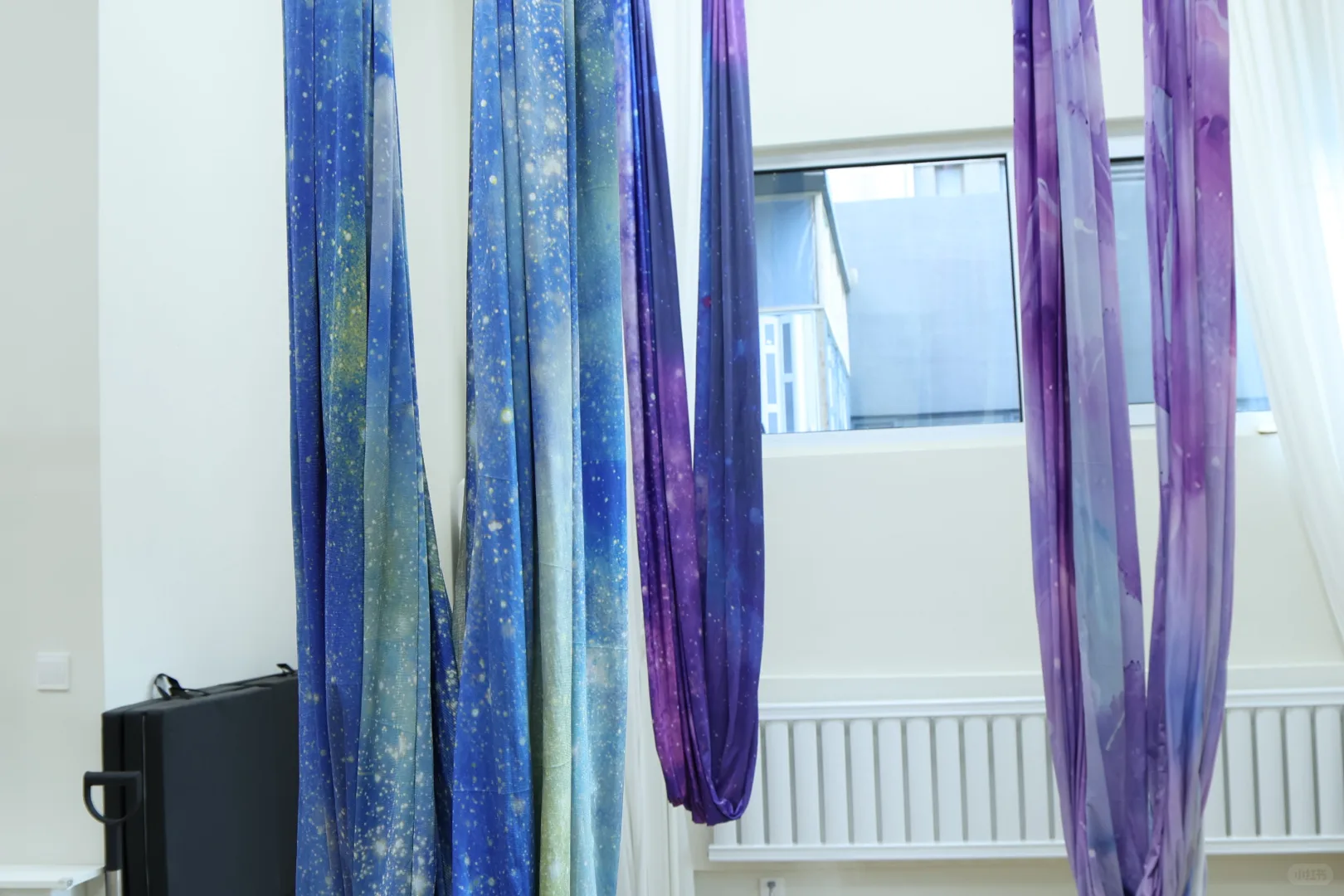 【空中瑜伽初体验：把压力吊在半空中】