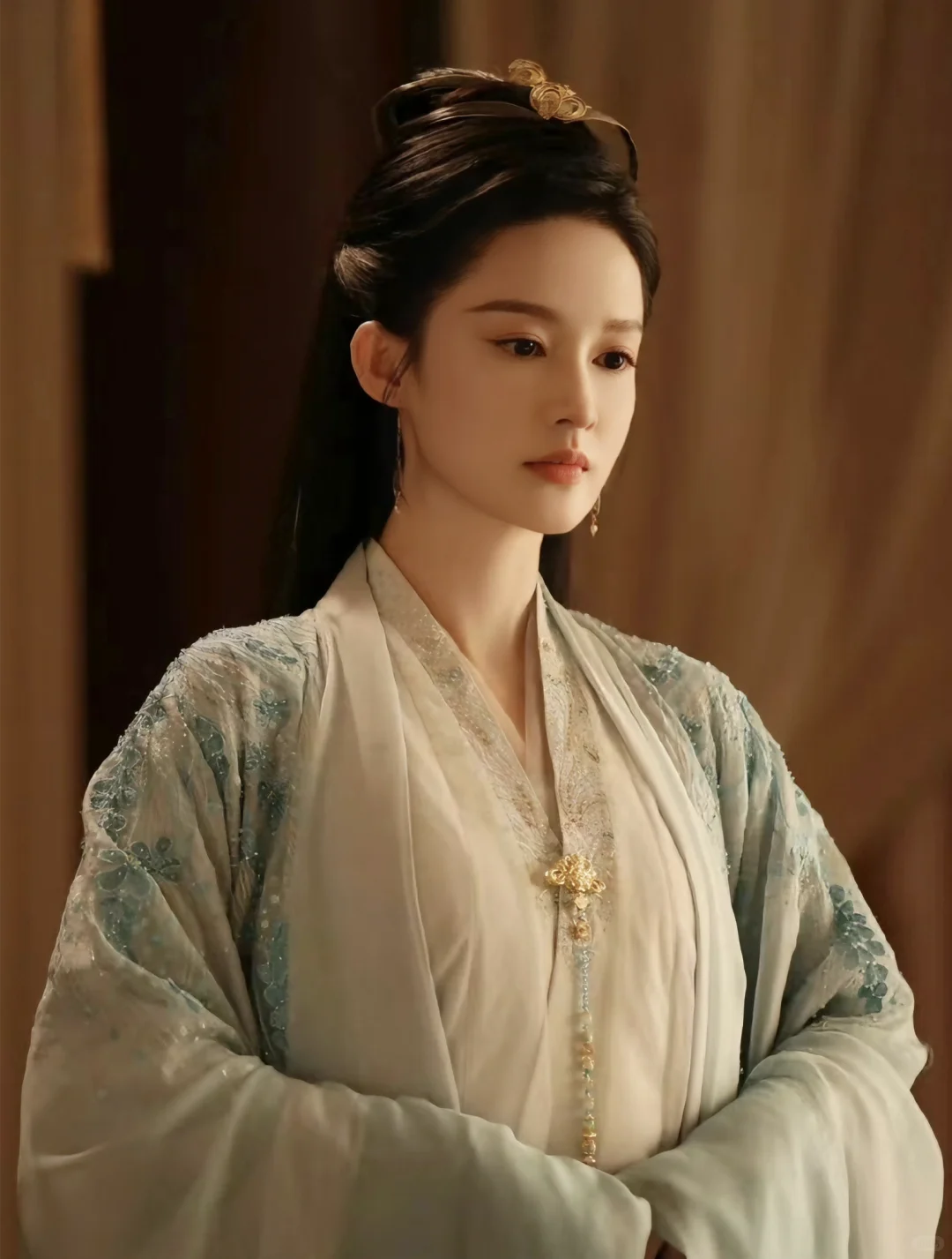 林婉儿灵动聪慧，一颦一笑间都有大家闺秀范